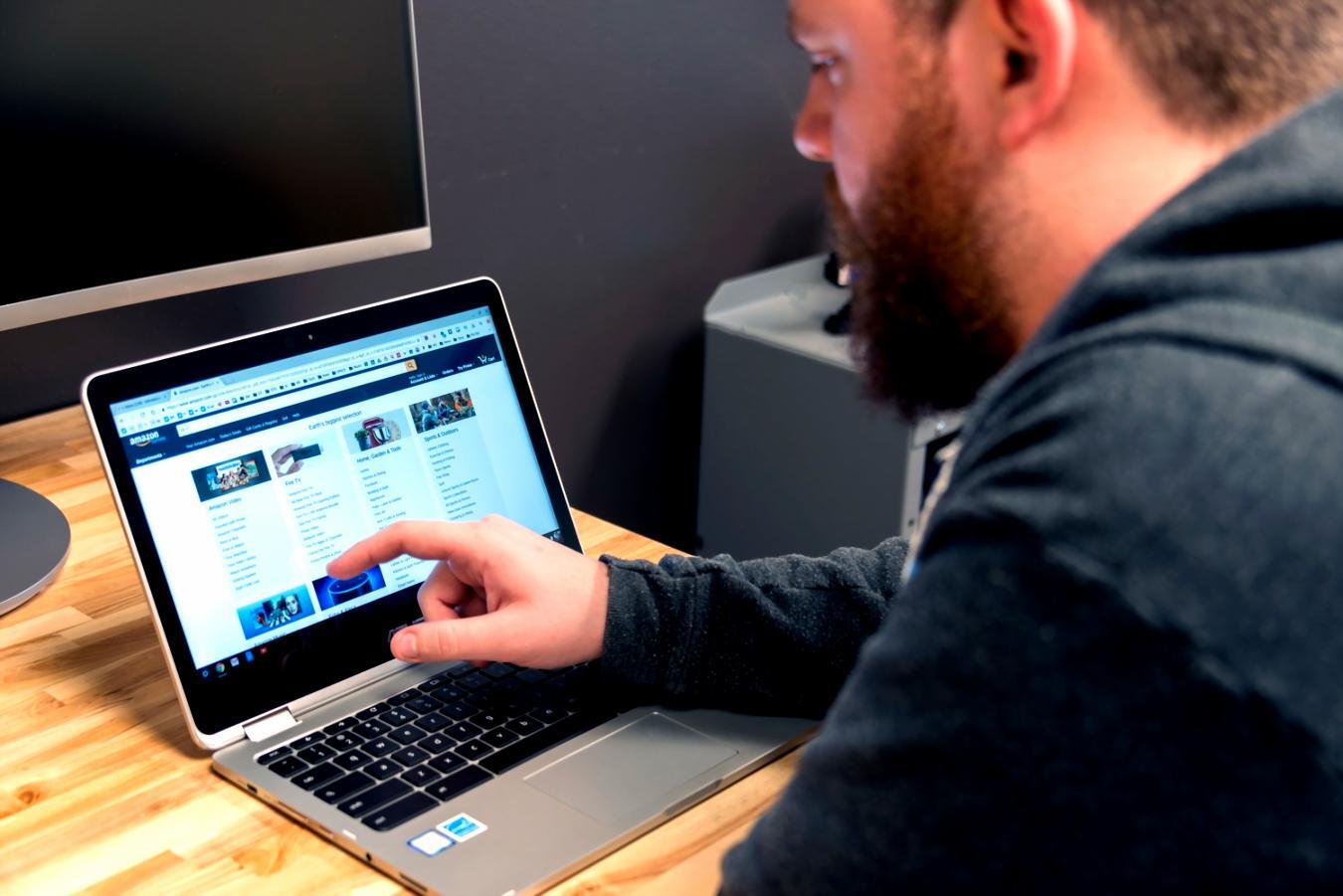 Studenti che lavorano su pianificazione economica durante sessione online