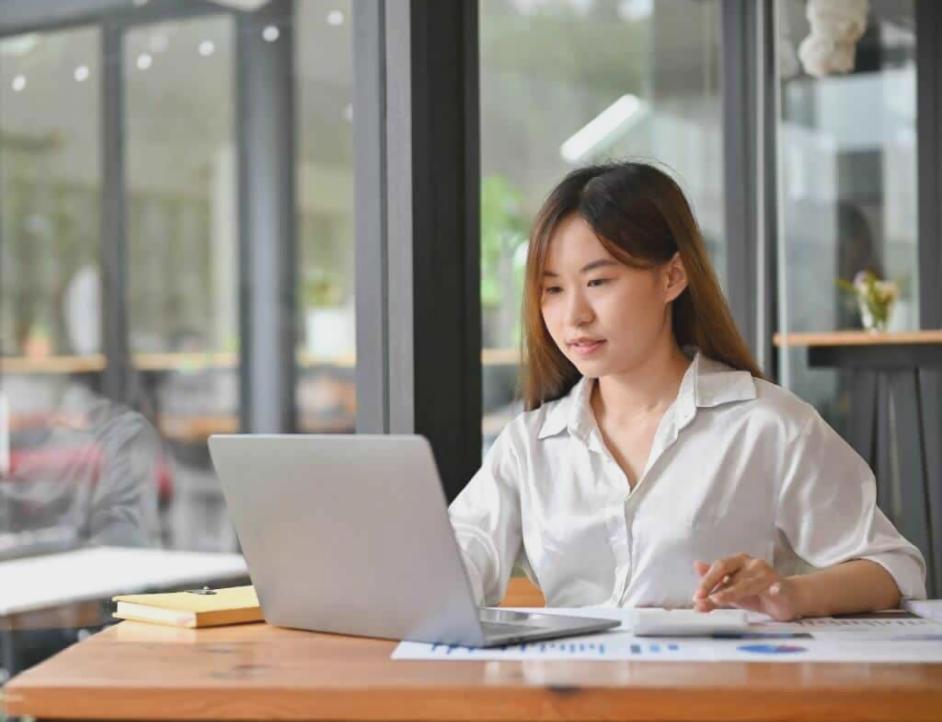 Pianificazione economica personalizzata con grafici e strumenti di analisi